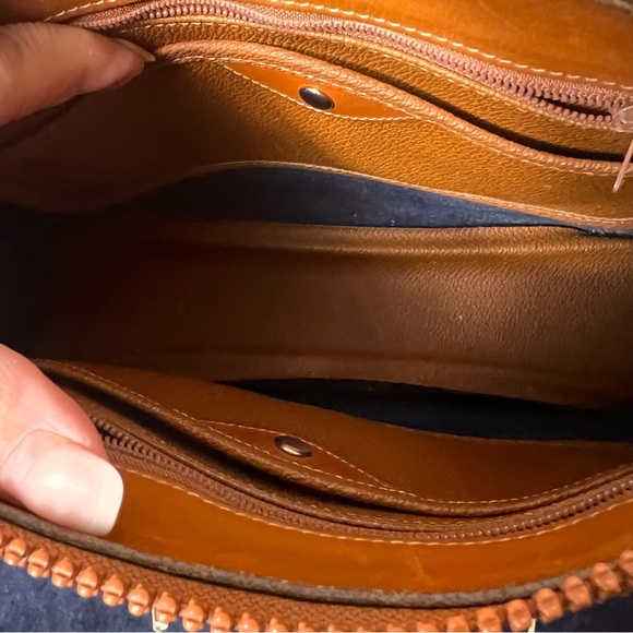 Dooney & Bourke Black and Tan Leather Crossbody Shoulder Bag, great condition - Picture 3 of 17